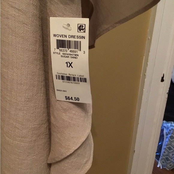 JM Collection tan shirt with lace V neck and cape like sleeves. - Picture 3 of 4